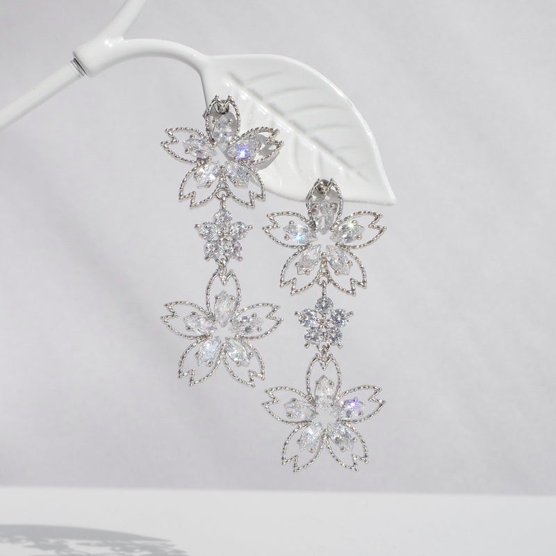 Petal Waltz Earrings [Shimmering Season]