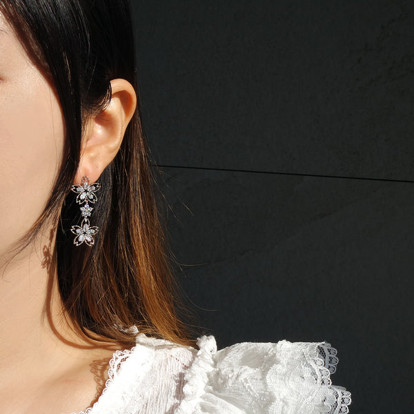 Petal Waltz Earrings [Shimmering Season]