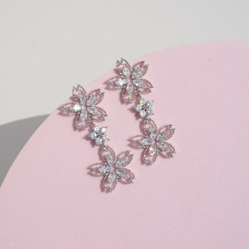 Petal Waltz Earrings [Shimmering Season]