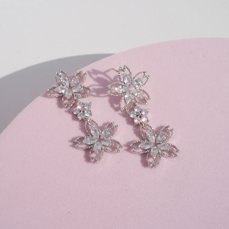 Petal Waltz Earrings [Shimmering Season]