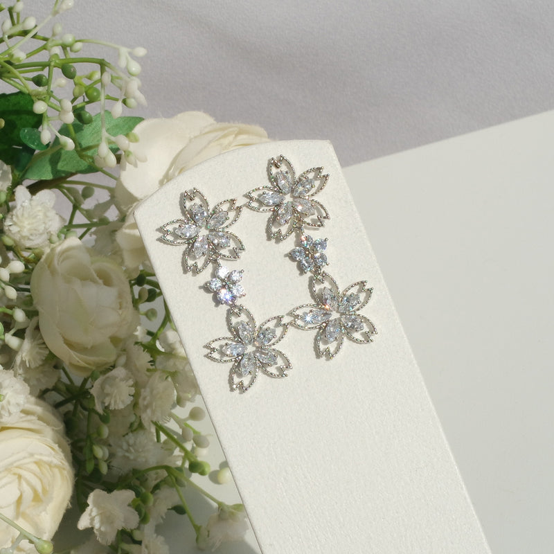 Petal Waltz Earrings [Shimmering Season]